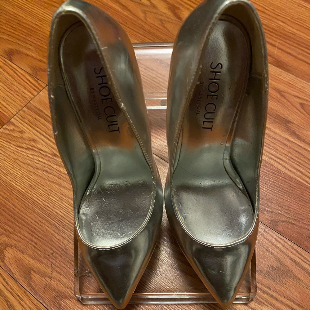 Metallic silver pumps
